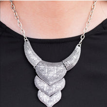 Cargar imagen en el visor de la galería, Texas Temptress - Silver Necklace &amp; Earrings