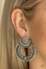 Cargar imagen en el visor de la galería, Texture Takeover - Silver Earrings