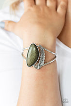 Cargar imagen en el visor de la galería, Out In The Wild - Green Bracelet