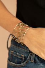 Cargar imagen en el visor de la galería, Groovy Sensations - Brass Bracelet