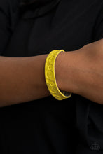 Cargar imagen en el visor de la galería, Follow The Wildflowers - Yellow Bracelet