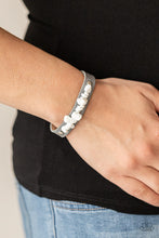 Cargar imagen en el visor de la galería, Pebble Paradise - Silver Bracelet