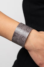 Cargar imagen en el visor de la galería, Rosy Wrap Up - Silver Bracelet