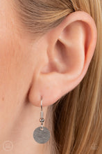 Cargar imagen en el visor de la galería, Slimmer Glimmer - Silver Necklace